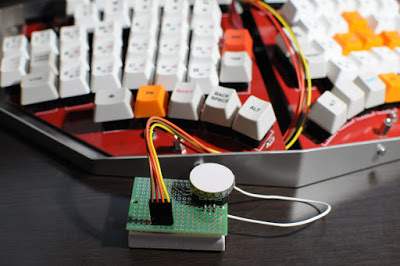 タッチセンサーを組み込んだアナログパッドの試作品。白いプラ板の下側にタッチセンサーがあります。