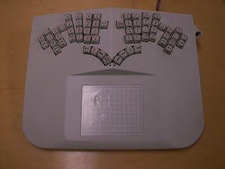 初期のTRONキーボード (1986年頃かと。 Wikimedia より)